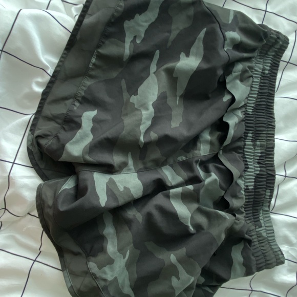 Camo, XS, Athleta Woman’s Mesh Racer Run Shorts, 4 inch - Picture 2 of 5